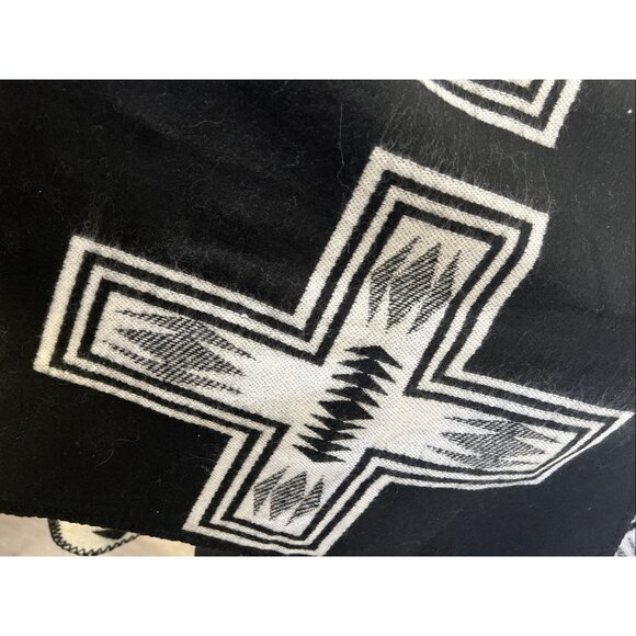 Old Navy NEW Scarf Shawl Aztec Wrap White & Black Cozy Sweater Kimono Western - Picture 4 of 8